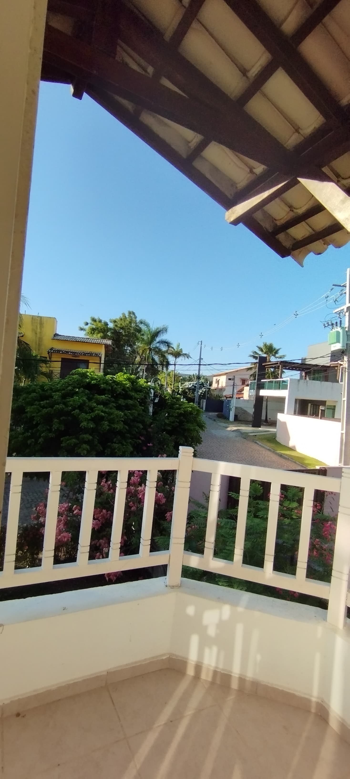 Quarto de casal com varanda, em casa de condomínio na praia - 1