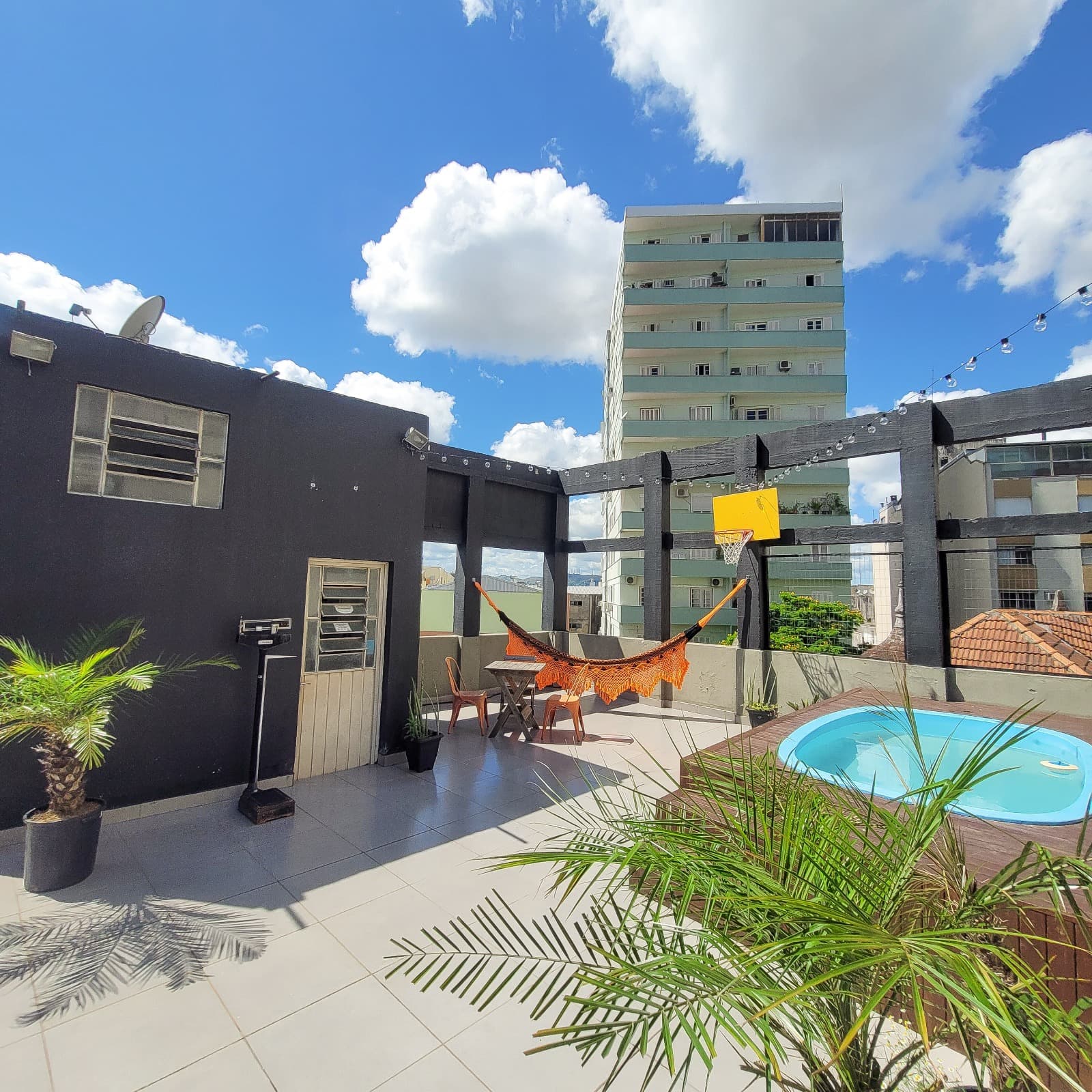 QUARTO EM CASA COM PISCINA NO CENTRO - 3