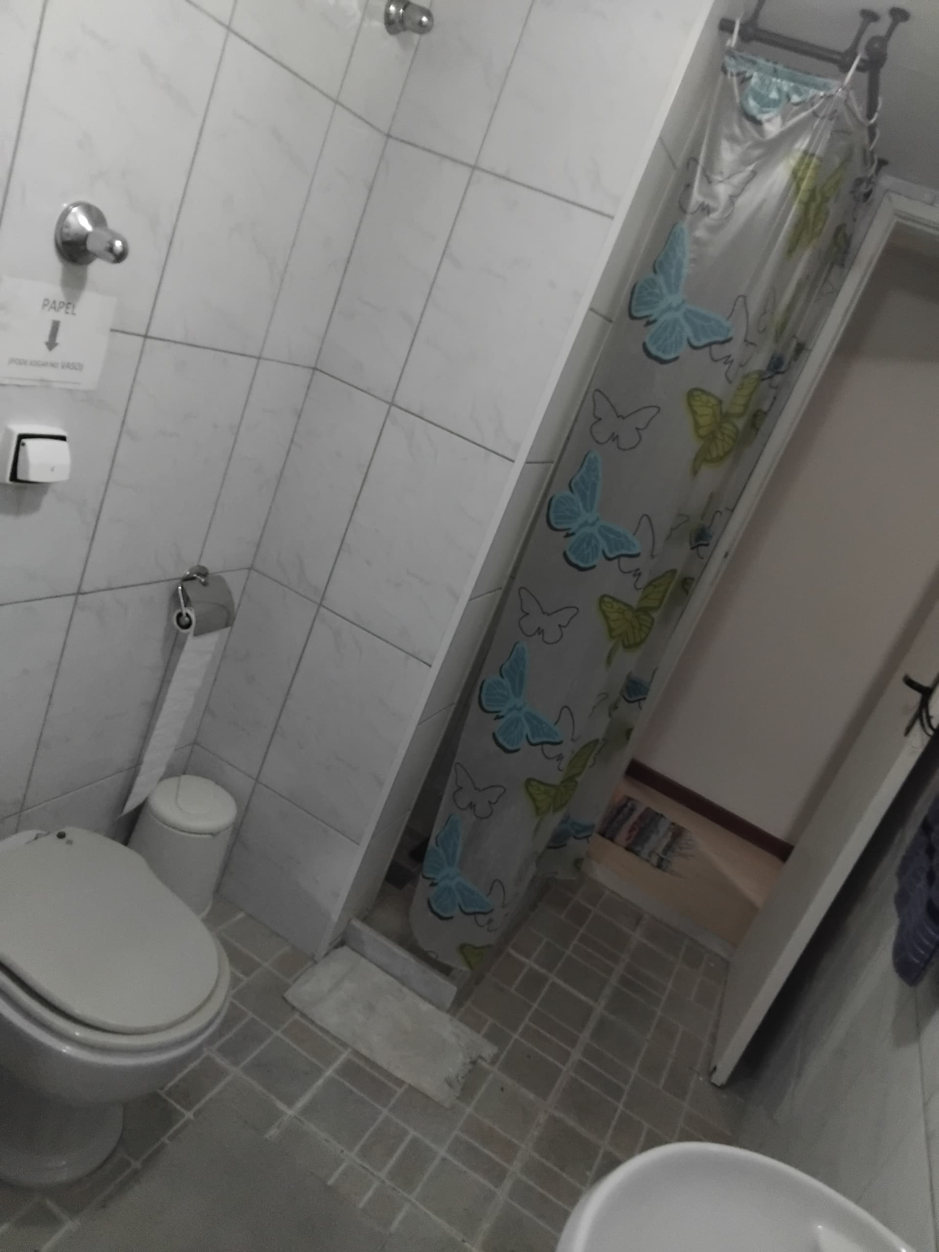 Quarto compartilhado, amplo, banho exclusivo. - 3