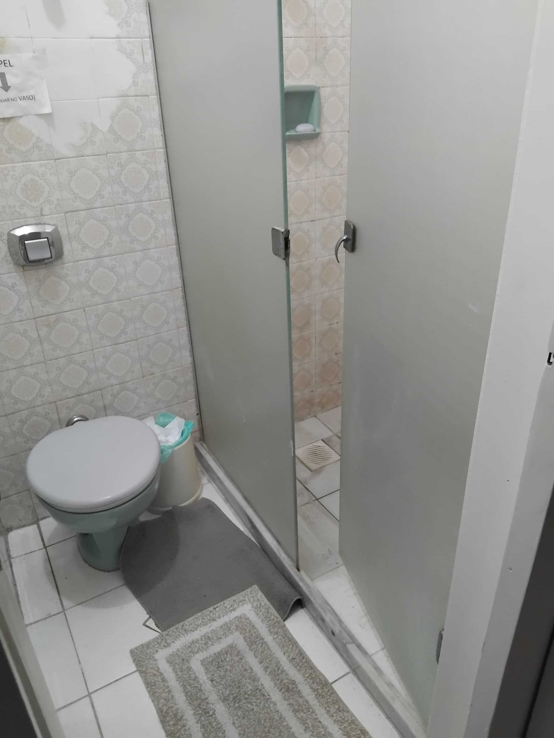 Quarto compartilhado, amplo, banho exclusivo. - 9